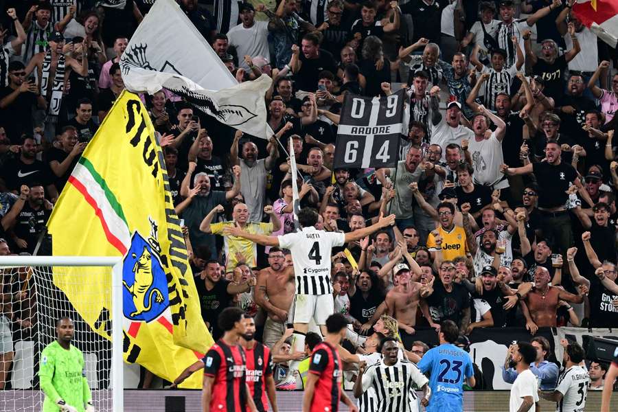 Jucătorii lui Juventus se bucură după gol Jucătorii lui Juventus se bucură după gol