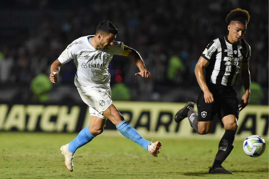 Dores no joelho fizeram passagem de Suárez pelo Grêmio ser reduzida