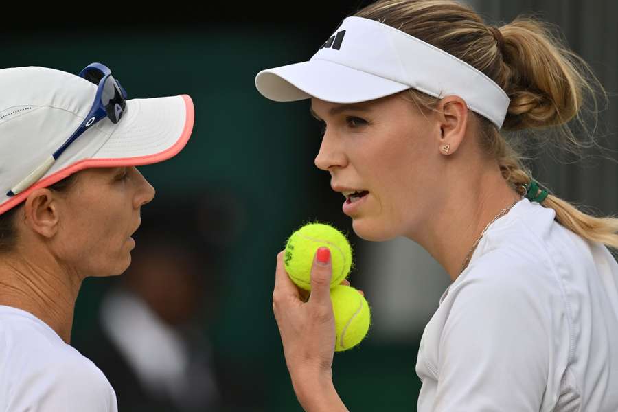 Wozniacki (r.) met dubbelspelpartner Cara Black op Wimbledon