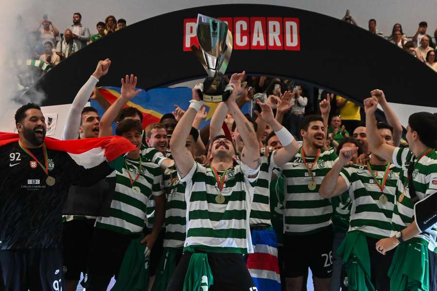 A festa dos jogadores do Sporting com o troféu da Taça de Portugal A festa dos jogadores do Sporting com o troféu da Taça de Portugal