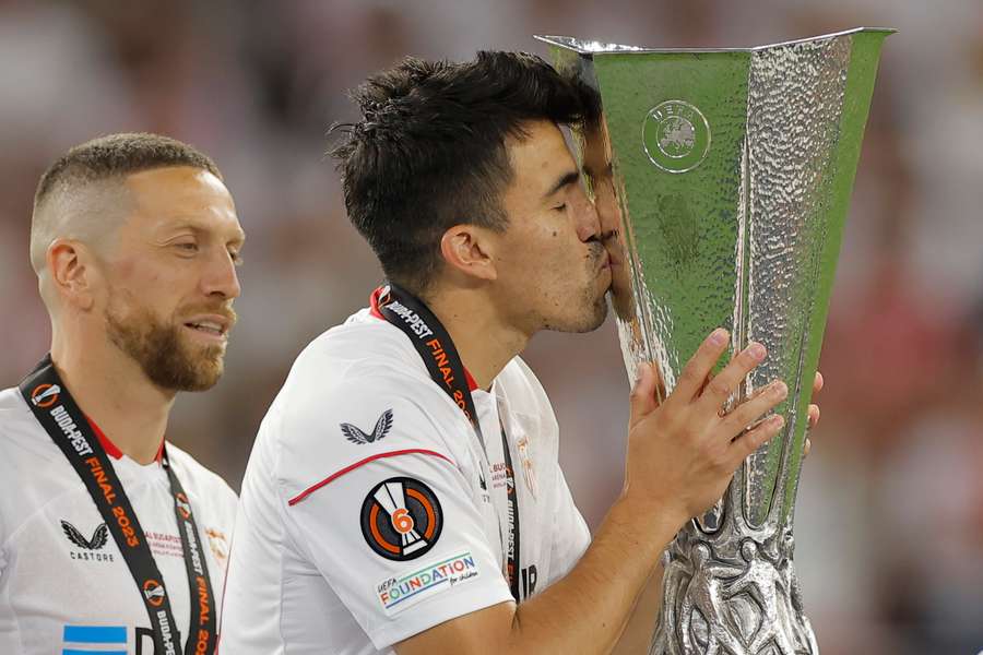 Acuña beija o troféu da sétima Liga Europa do Sevilha