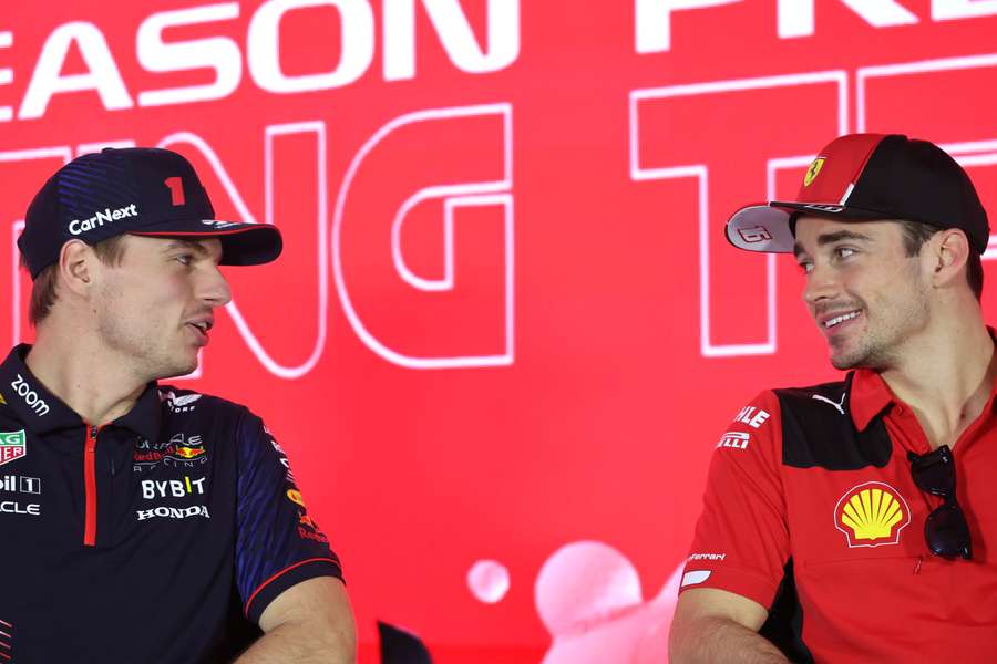 Max Verstappen en Ferrari's Charles Leclerc op de persconferentie