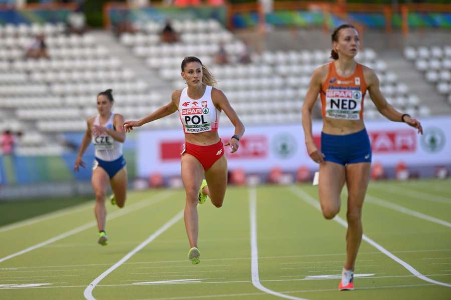 Natalia Bukowiecka (C) w biegu na 400m kobiet podczas drużynowych lekkoatletycznych mistrzostw Europy w Madrycie.