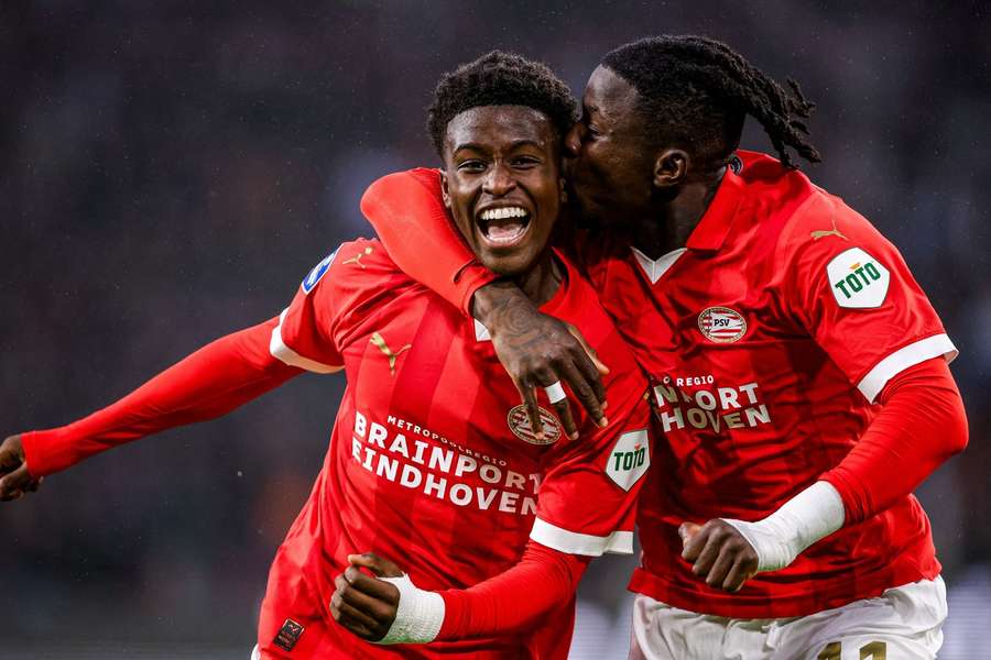 Johan Bakayoko (R) feliciteert Isaac Babadi met zijn eerste treffer voor PSV-1