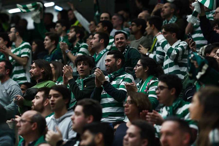 Adeptos no apoio à equipa