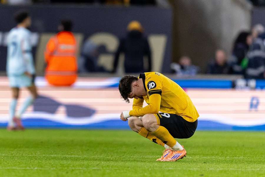 Strand Larsen, lamentándose