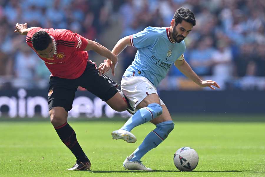 Manchester United midfielder Casemiro (L) vies with Manchester City midfielder Ilkay Gundogan (R)