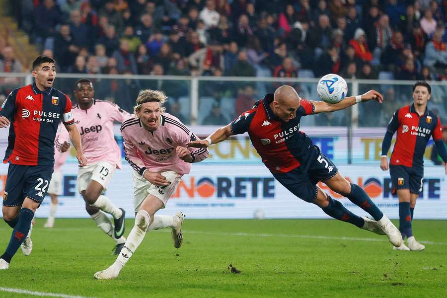 Ostigaard evita que Woltemade chegue à bola Ostigaard evita que Woltemade chegue à bola