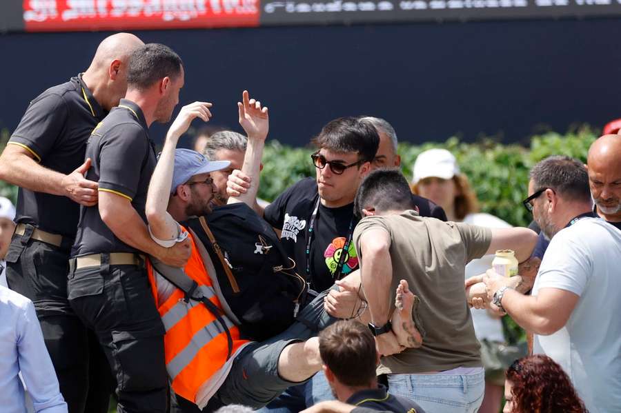 Protestujący wynoszony z kortu Pietrangeli w Rzymie