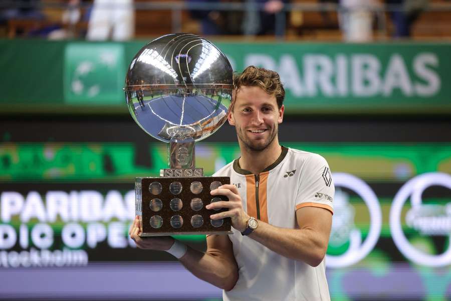 Casper Ruud with the trophy in Stockholm