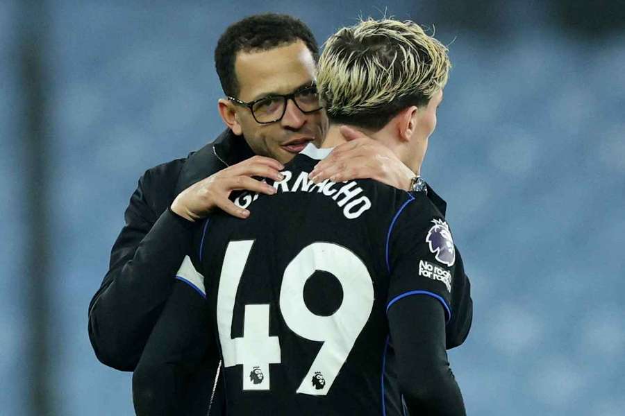 Liam Rosenior explains Chelsea's new huddle tactics which angered Villa players Liam Rosenior explains Chelsea's new huddle tactics which angered Villa players
