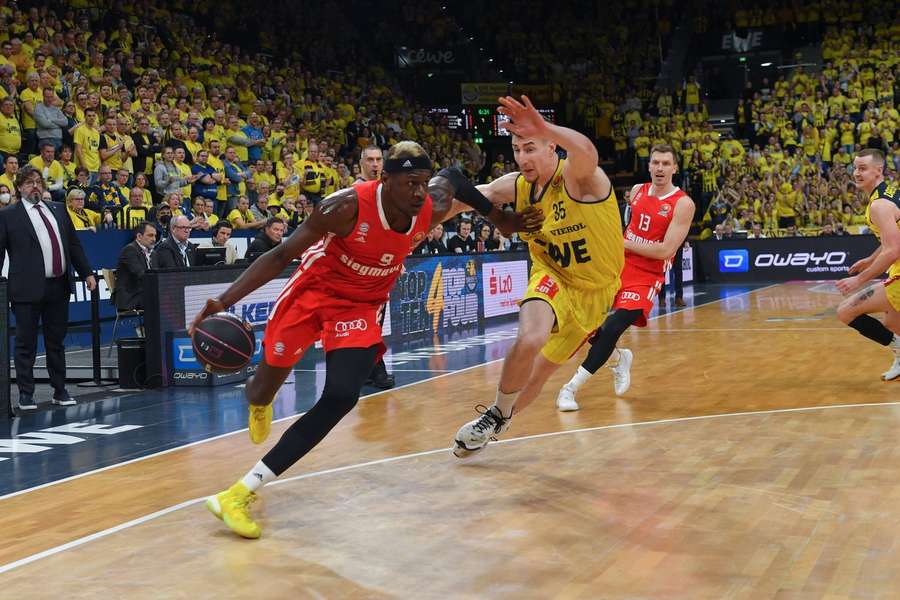 Isaac Bonga von den Bayern gegen Alen Pjanic von Oldenburg