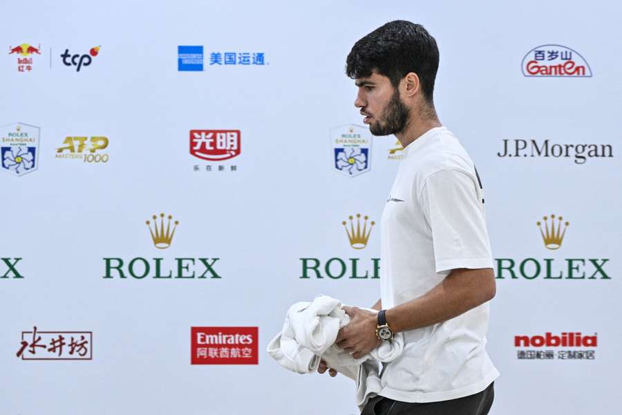 Alcaraz arriveert op de persconferentie in Shanghai