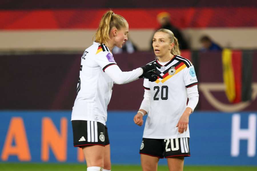 Janina Minge und Elisa Senß scheinen zu möglichen Schützinnen zu gehören. Janina Minge und Elisa Senß scheinen zu möglichen Schützinnen zu gehören.