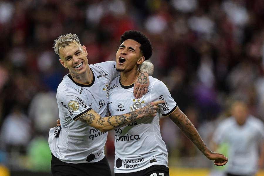 Corinthians vence o Flamengo e garante vaga direta na Libertadores