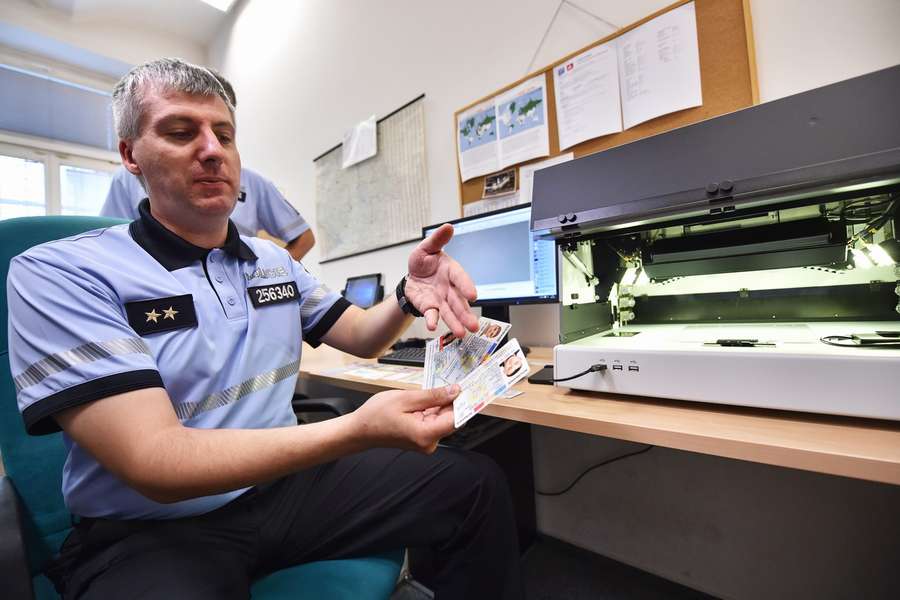 Jihočeská cizinecká policie pracuje s moderní technikou při kontrole dokladů. Jihočeská cizinecká policie pracuje s moderní technikou při kontrole dokladů.