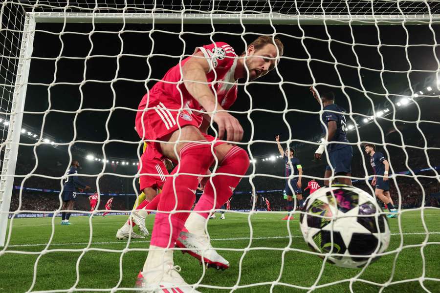 Dembelé, do PSG, disputa bola com Alphonso Davies