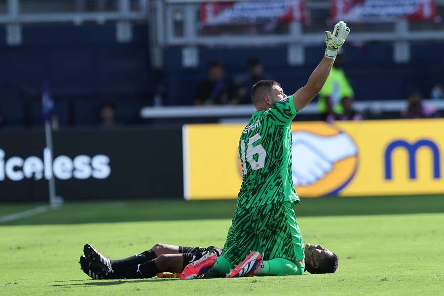 Un auxiliar del árbitro se desmaya por el calor en el partido Perú-Canadá