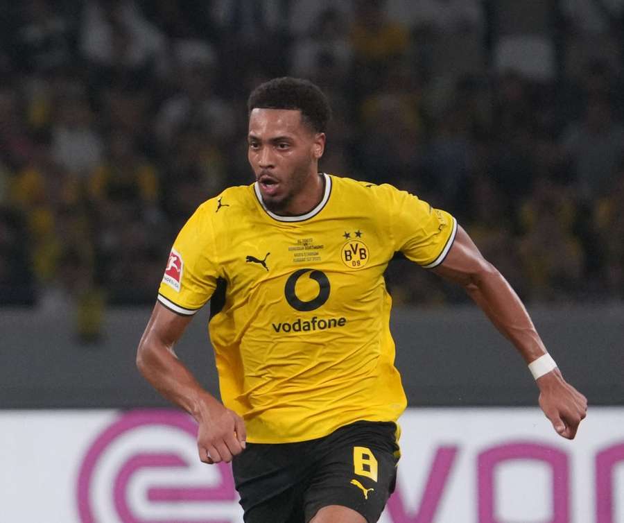 Nmecha com a camisola principal do Dortmund