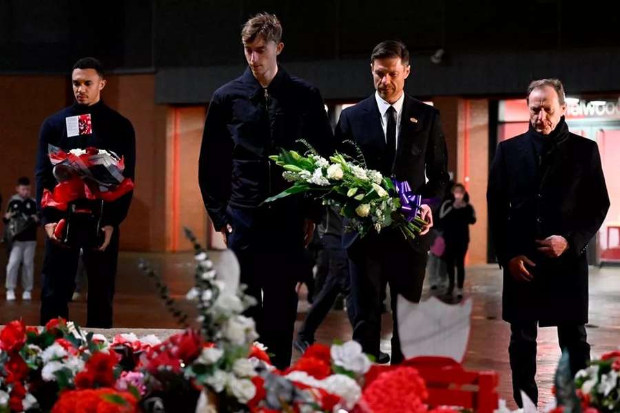 Trent Alexander-Arnold, Dean Huijsen, Xabi Alonso e Emilio Butragueño