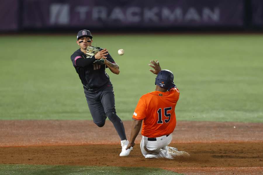 Sharlon Schoop schuift naar het tweede honk, waarop Andres Alvarez van Mexico staat