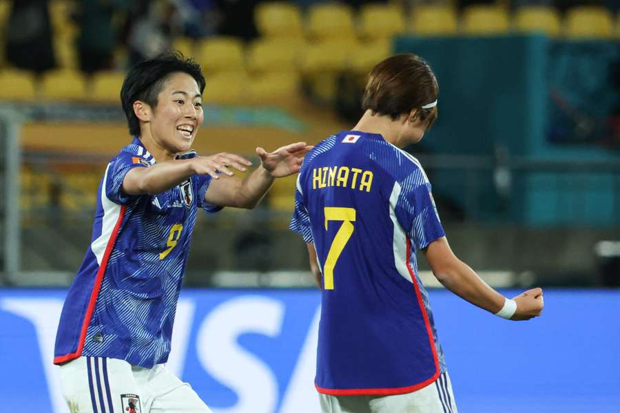 Hinata Miyazawa (R) festeggia con Riko Ueki il gol contro la Spagna