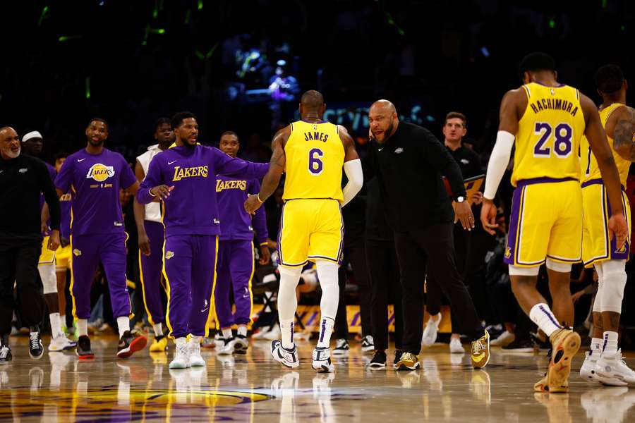 NBA, i Lakers travolgono i Grizzlies e passano il turno, i Kings acciuffano i Warriors