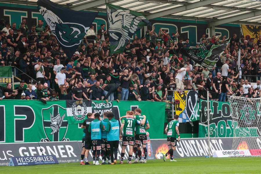 Die SV Ried Spieler jubeln vor den Heimfans Die SV Ried Spieler jubeln vor den Heimfans