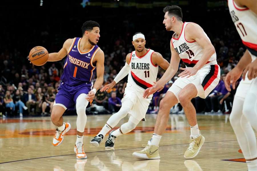 Devin Booker liderou os Suns, com 24 pontos sobre os Blazers