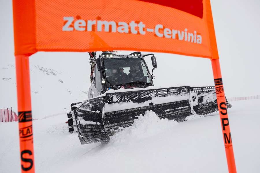 Selbst der Schneeschieber konnte in Zermatt die Absage des ersten Weltcups nicht verhindern.