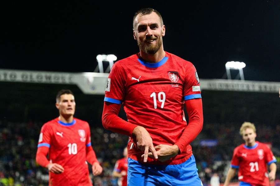 Chorý slaví gól v síti Gibraltaru.