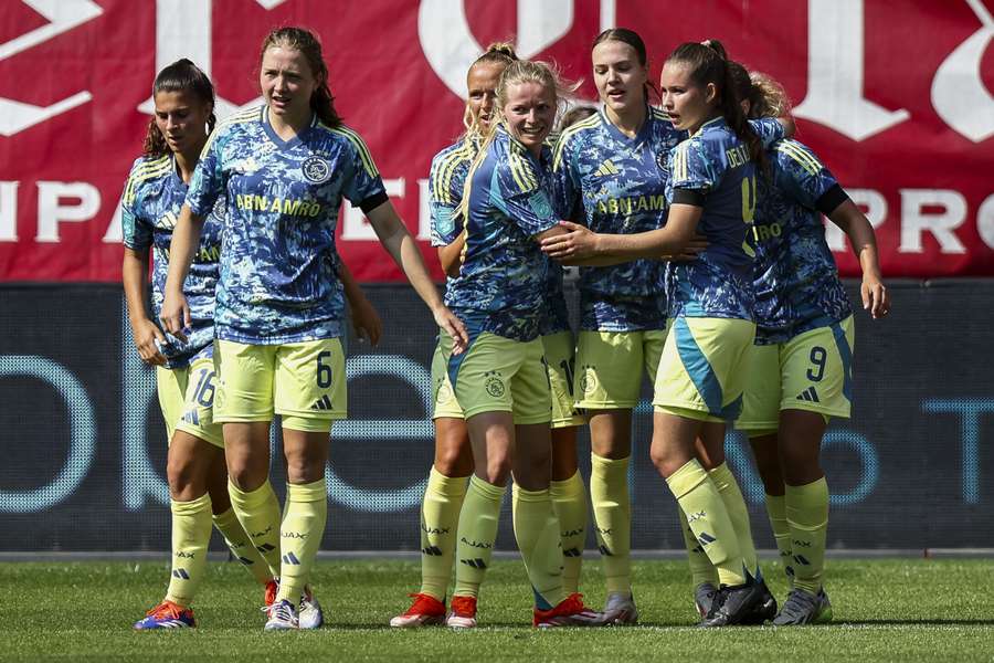 De voetbalsters van Ajax konden laat de overwinning vieren