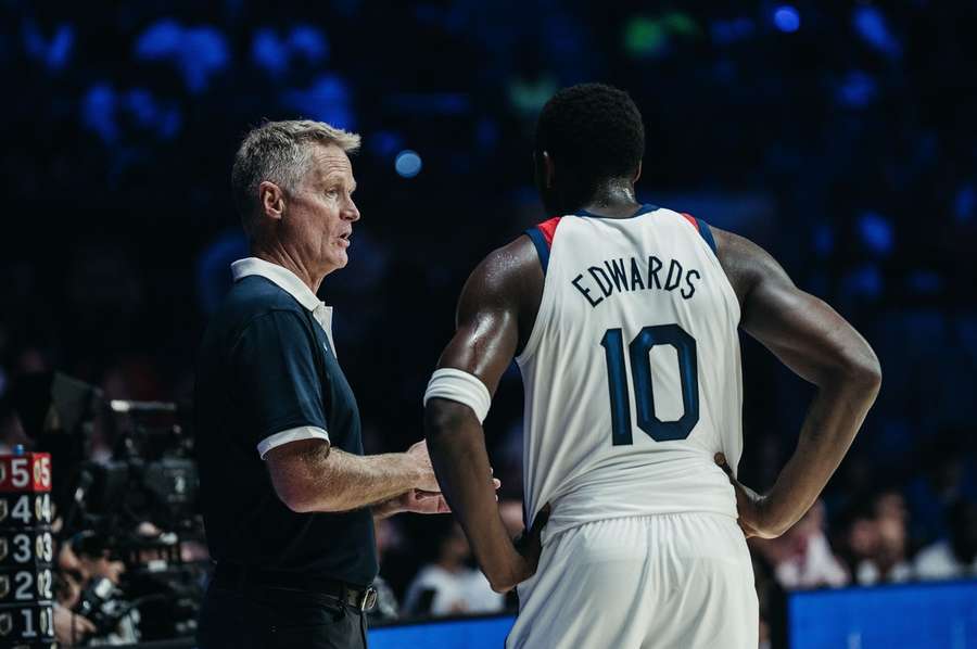 Anthony Edwards recebe instruções do treinador Steve Kerr.