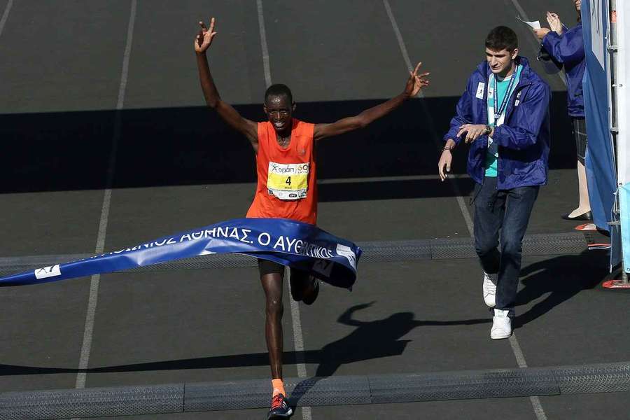 Brimin Kipkorir mija linię mety jako pierwszy podczas 36. edycji Athens Classic Marathon Race.