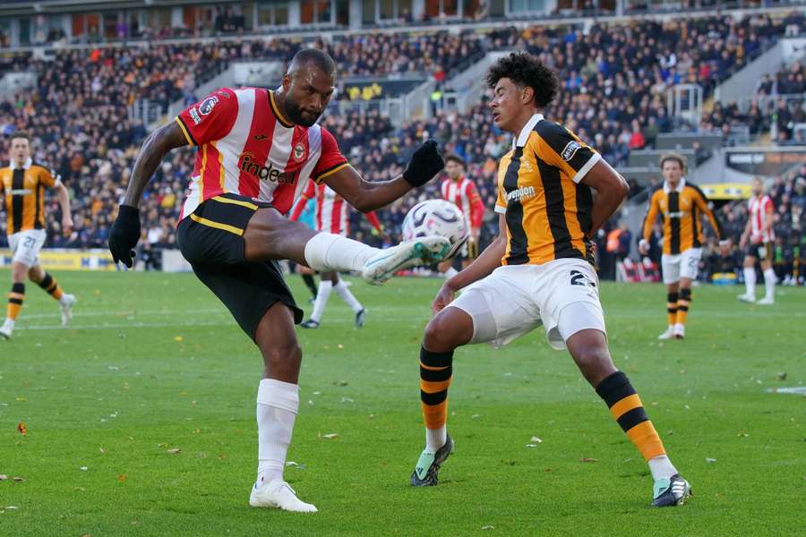 Brentford's Igor Thiago in action with Hull's Lucas Herrington Brentford's Igor Thiago in action with Hull's Lucas Herrington