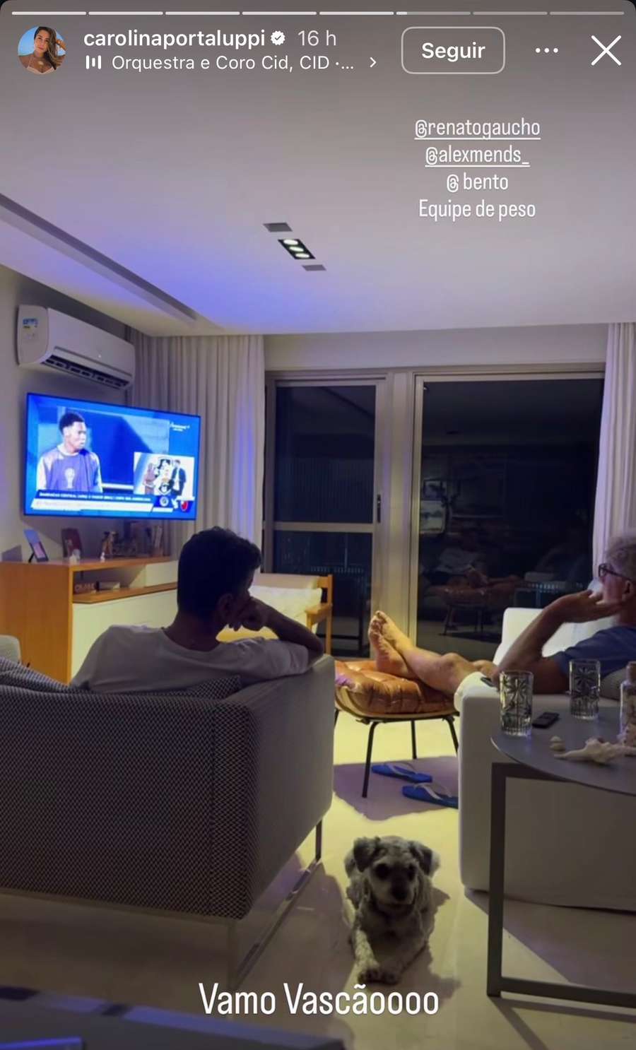 Carol Portaluppi, filha de Renato, registou o pai a assistir ao jogo do Vasco contra o Barracas