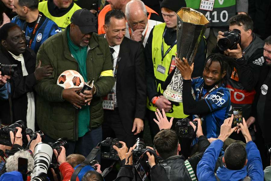 Lookman lifts the Europa League trophy for Atalanta 