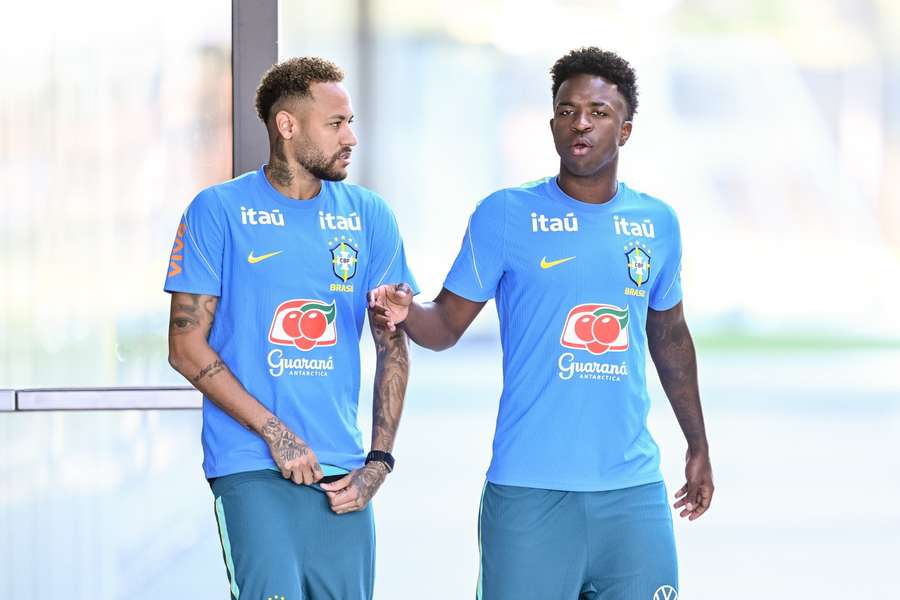 Neymar trenuje z drużyną i prawdopodobnie wzmocni skład Brazylii w meczu ze Szkocją Neymar trenuje z drużyną i prawdopodobnie wzmocni skład Brazylii w meczu ze Szkocją