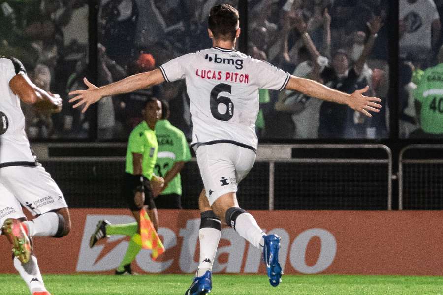 Lucas Piton comemora gol da classificação vascaína