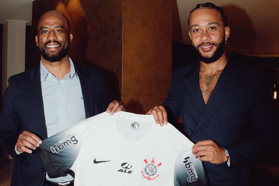 Memphis (dreapta) cu fostul jucător și actualul director al Corinthians, Fabinho Soldado