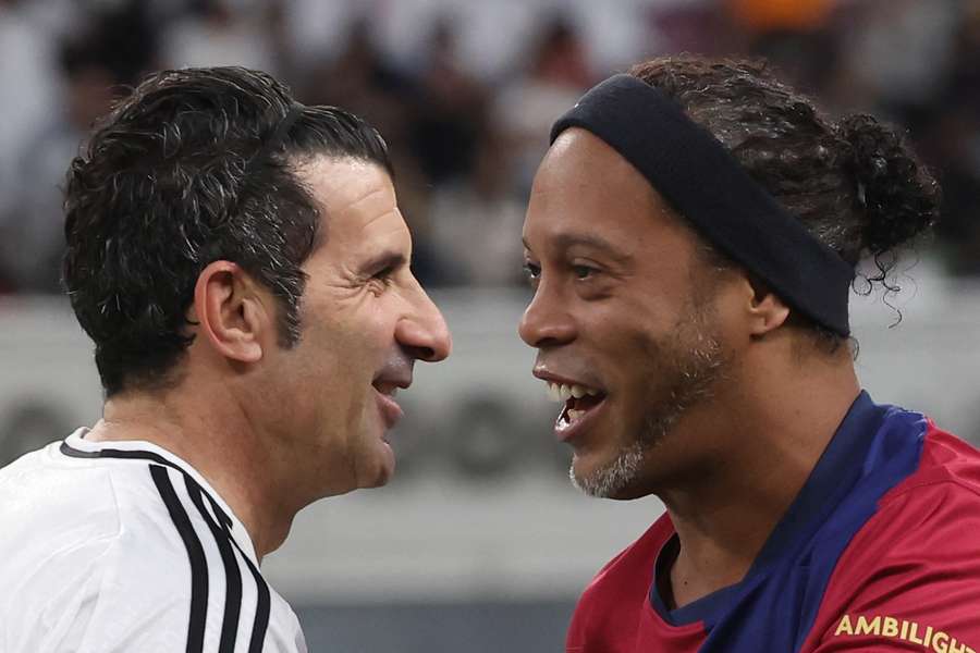 Figo (I) y Ronaldinho (D) en un partido de leyendas