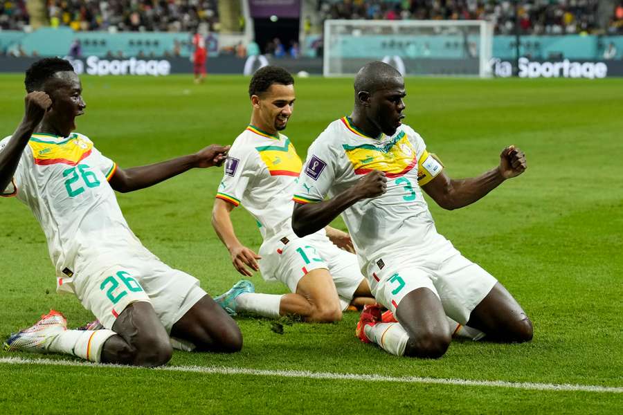 Angličania chcú potvrdiť rolu favorita, Senegal vyrovnať svoje maximum