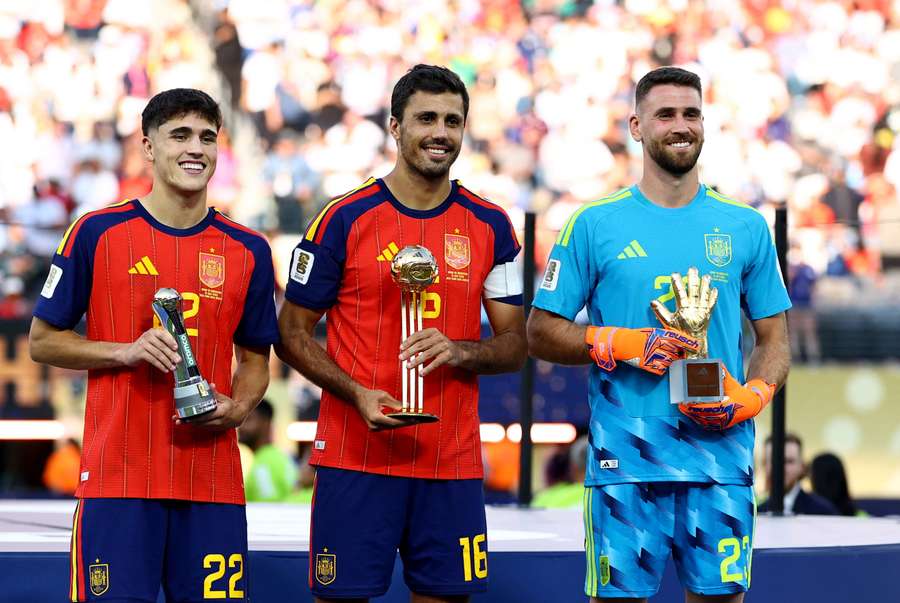 Rodri, Balón de Oro del Mundial, junto a Cubarsí y Unai Simón Rodri, Balón de Oro del Mundial, junto a Cubarsí y Unai Simón