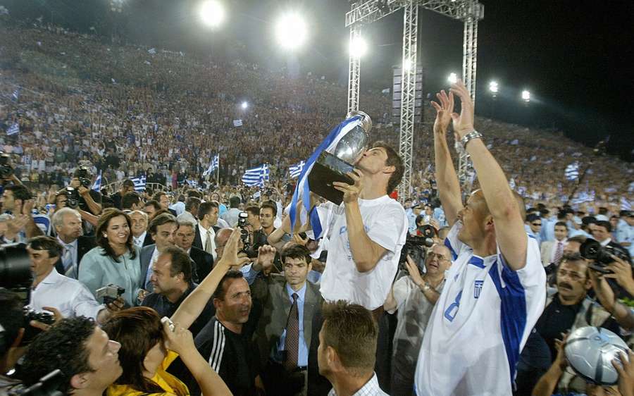 Charisteas celebra la vittoria con i tifosi greci