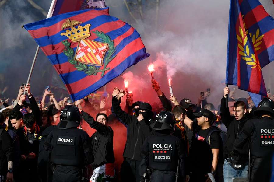 Adeptos do Barcelona no cordão policial