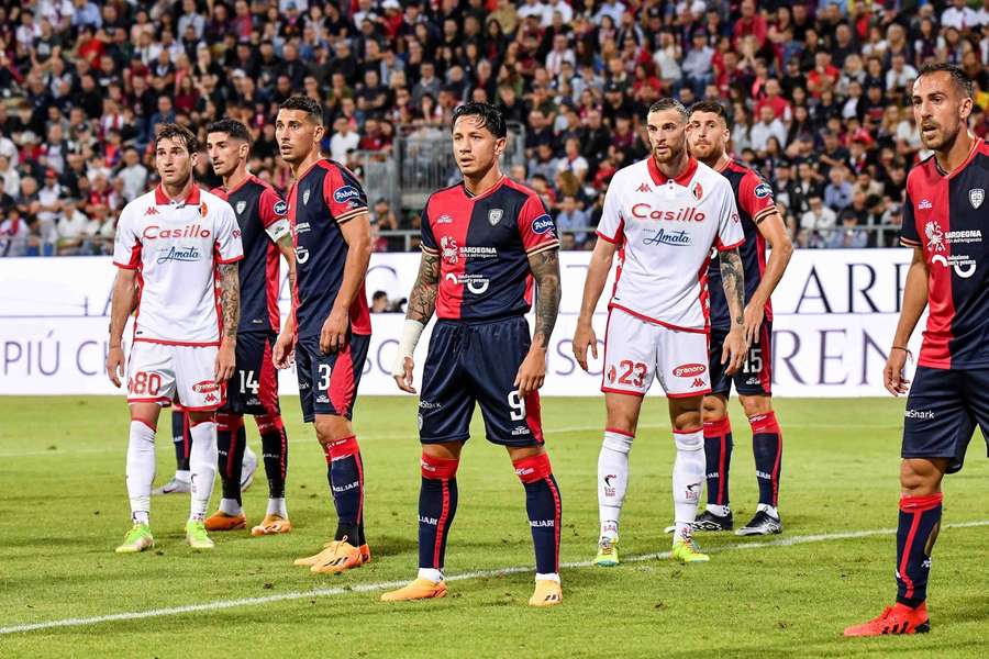 Cagliari and Bari players jostle for position