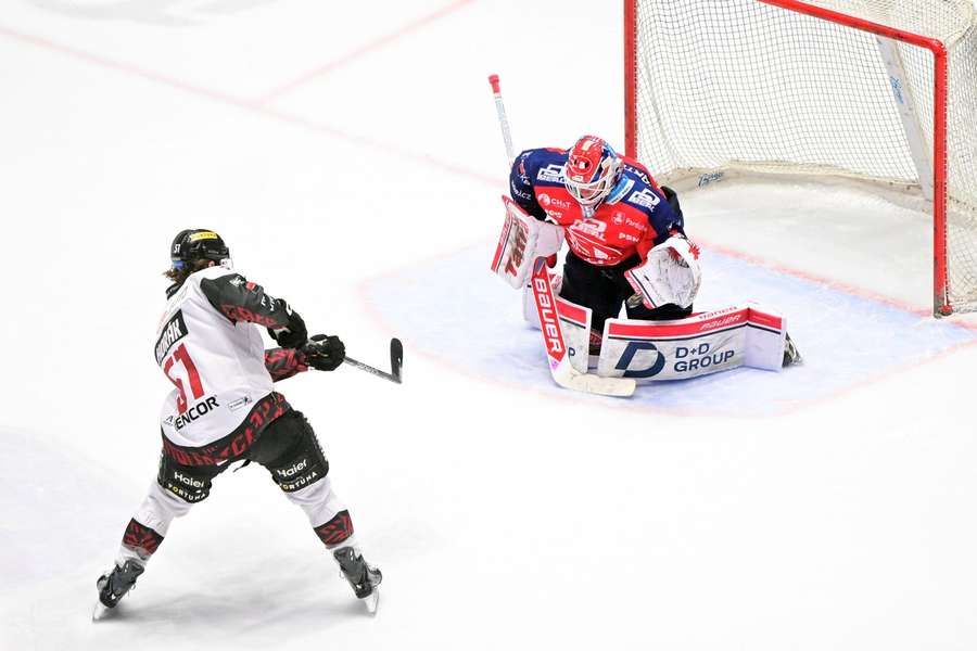 Sparťan Roman Horák a pardubický brankář Roman Will v úvodním semifinále play off extraligy.