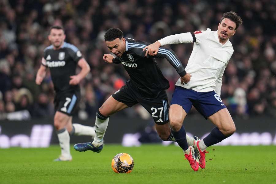 João Palhinha perante Rogers no Tottenham - Aston Villa