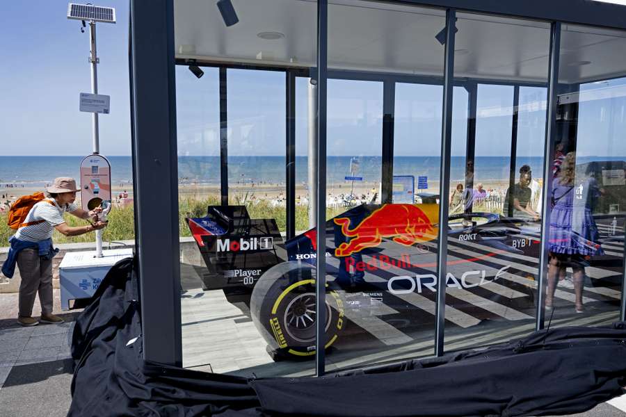 De Red Bull Racewagen wordt langs de boulevard gepresenteerd in een glazen container