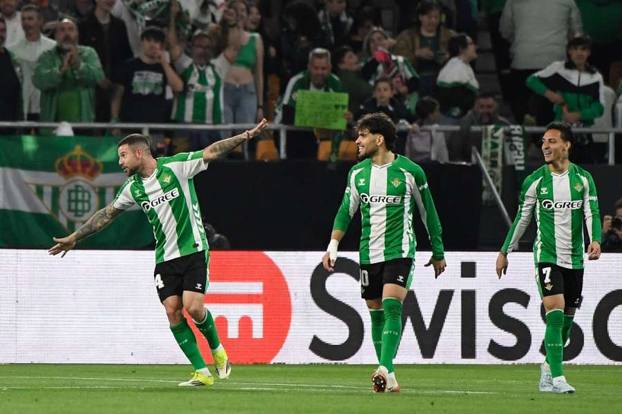 Aitor Ruibal celebra su gol al Panathinaikos, con Abde y Antony